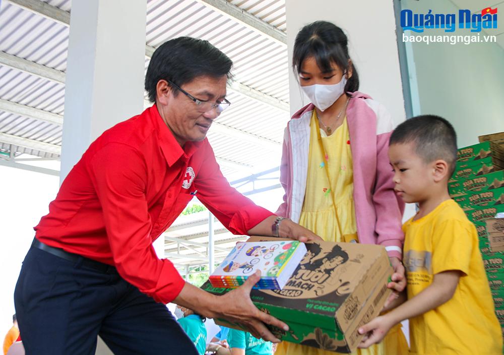 Trẻ em được nhận quà sau khi khám sàng lọc bệnh tim miễn phí.
