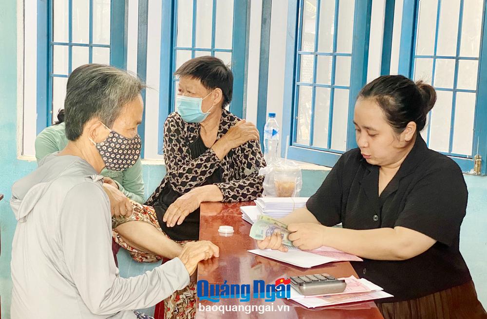 Nhân viên Bưu điện TP.Quảng Ngãi chi trả lương hưu cho người được hưởng tại phường Nghĩa Lộ.