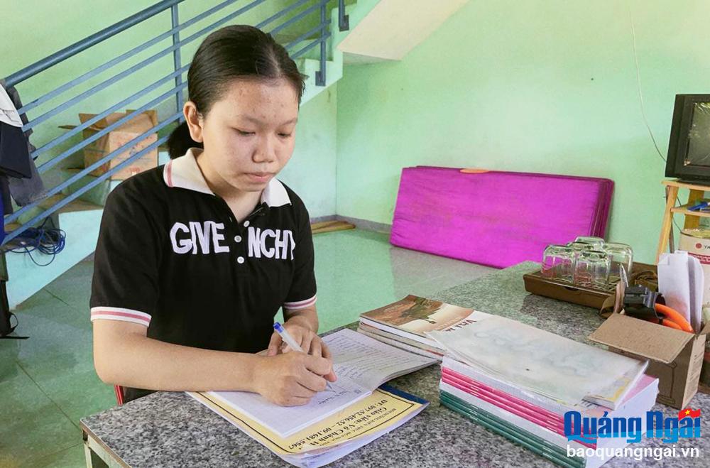 Em Trần Thị Thanh Hồng, ở thôn An Tây, xã Nghĩa Thắng (Tư Nghĩa) luôn cố gắng, nỗ lực trong học tập.