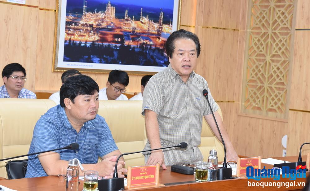 Phó Chủ tịch UBND tỉnh Võ Phiên trao đổi các nội dung liên quan đến công tác giảm nghèo.
