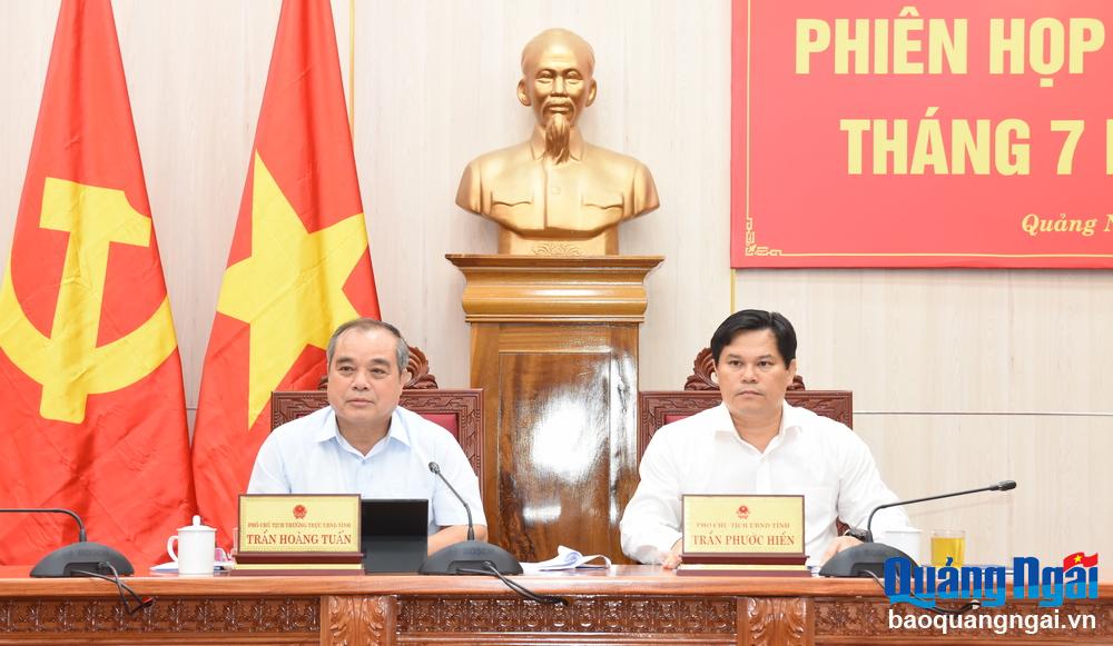 Phó Chủ tịch Thường trực UBND tỉnh Trần Hoàng Tuấn và Phó Chủ tịch UBND tỉnh Trần Phước Hiền chủ trì phiên họp thường kỳ tháng 7 năm 2023.
