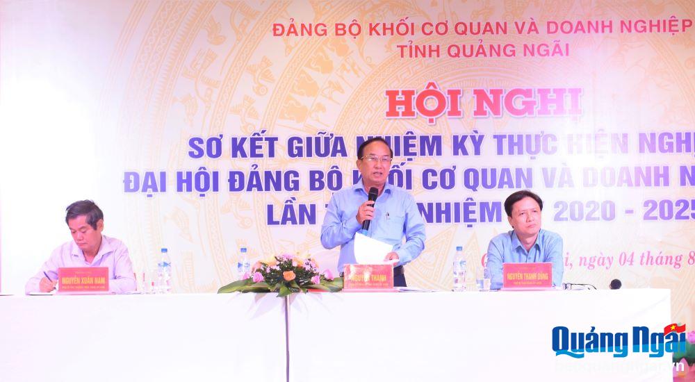 Bí thư Đảng ủy Khối Cơ quan và Doanh nghiệp tỉnh Nguyễn Thanh phát biểu tại hội nghị.
