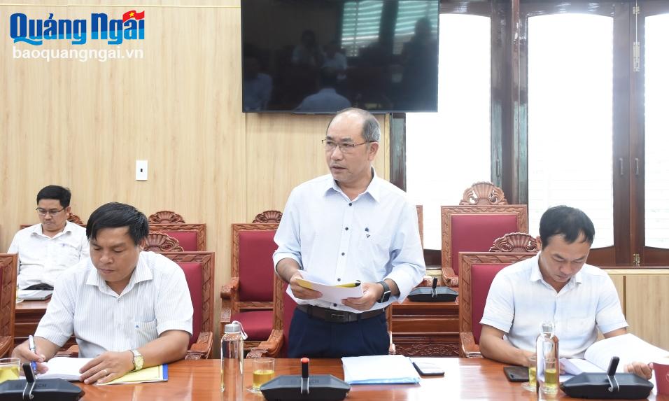 Chi cục trưởng Chi cục Thủy sản tỉnh Nguyễn Văn Mười báo cáo tại cuộc họp.