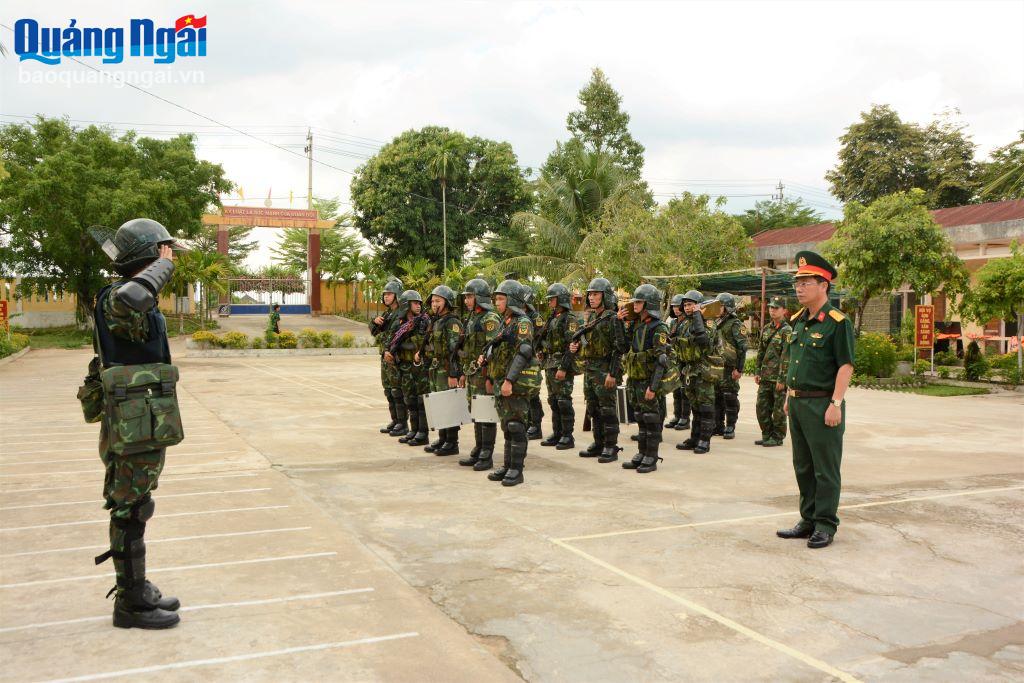 Thượng tá Trần Thế Phan, Chỉ huy trưởng Bộ CHQS tỉnh Quảng Ngãi kiểm tra công tác sẵn sàng chiến đấu, bảo vệ các mục tiêu quan trọng trong dịp nghỉ Lễ Quốc khánh 2/9 tãi các cơ quan, đơn vị trực thuộc.