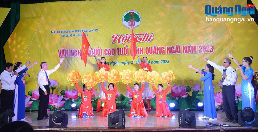 Tiết mục hát múa “Chào mừng Đảng Cộng sản Việt Nam” của đơn vị huyện Bình Sơn.
