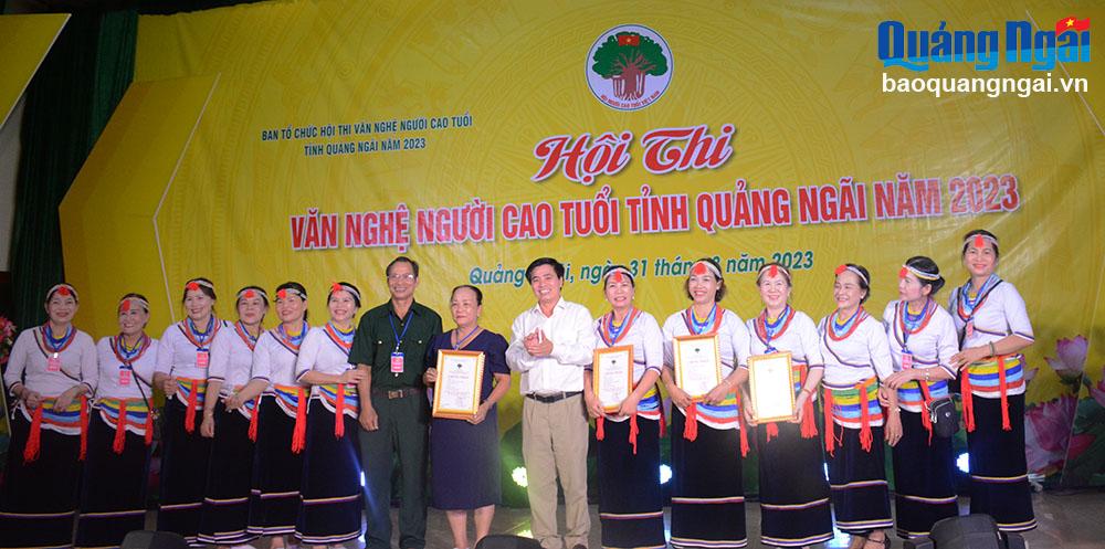 Ban tổ chức trao giải Nhất toàn đoàn cho đơn vị người cao tuổi huyện Trà Bồng.