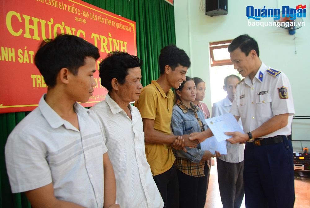 
Đại tá Trần Hồng Quế - Phó Chính ủy Bộ Tư lệnh Vùng Cảnh sát biển 2 trao quà cho các hộ nghèo.
