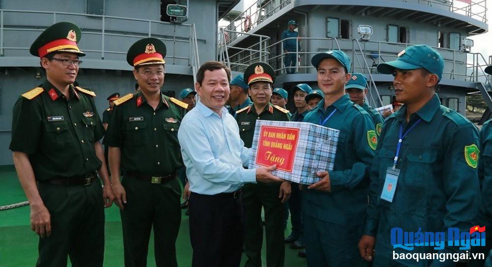 Chủ tịch UBND tỉnh Đặng Văn Minh thăm hỏi, động viên các cán bộ, chiến sĩ trên tàu Hải đội Dân quân thường trực tỉnh Quảng Ngãi.