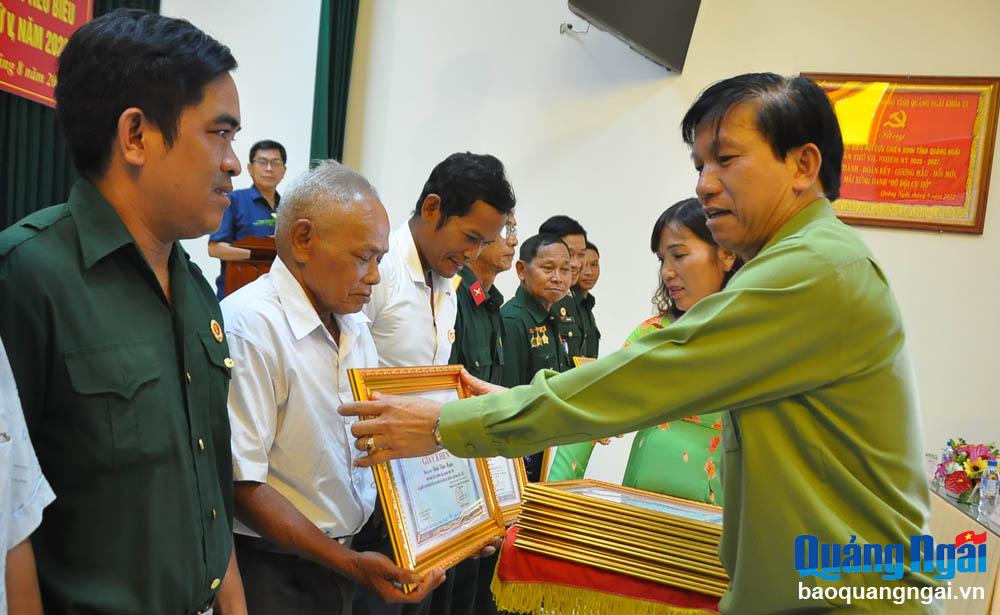 Chủ tịch Hội CCB tỉnh Nguyễn Tấn Lâm tặng Giấy khen cho các CCB là người uy tín trong đồng bào dân tộc thiểu số, giai đoạn 2021-2023.
