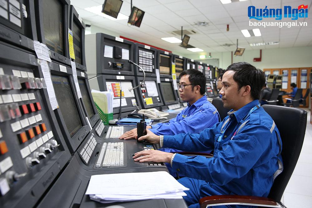 Các kỹ sư tại trung tâm điều khiển NMLD Dung Quất.