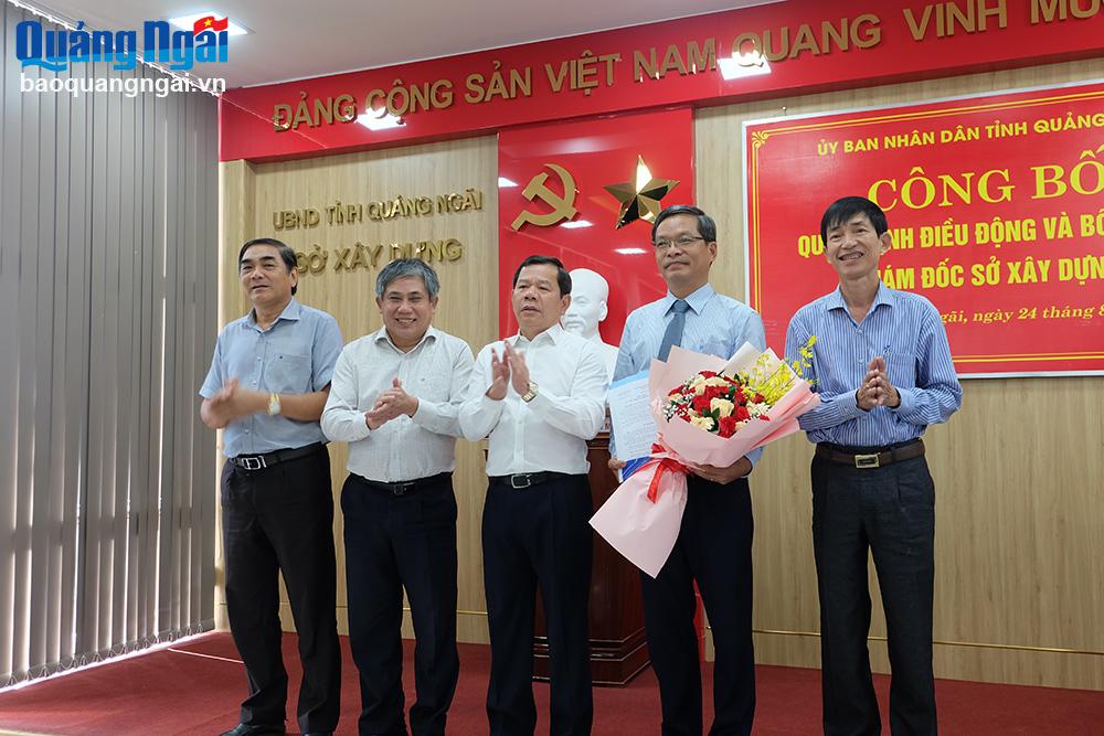Chủ tịch UBND tỉnh Đặng Văn Minh trao quyết định và tặng hoa chúc mừng tân Giám đốc Sở Xây dựng Trần Văn Mẫn.