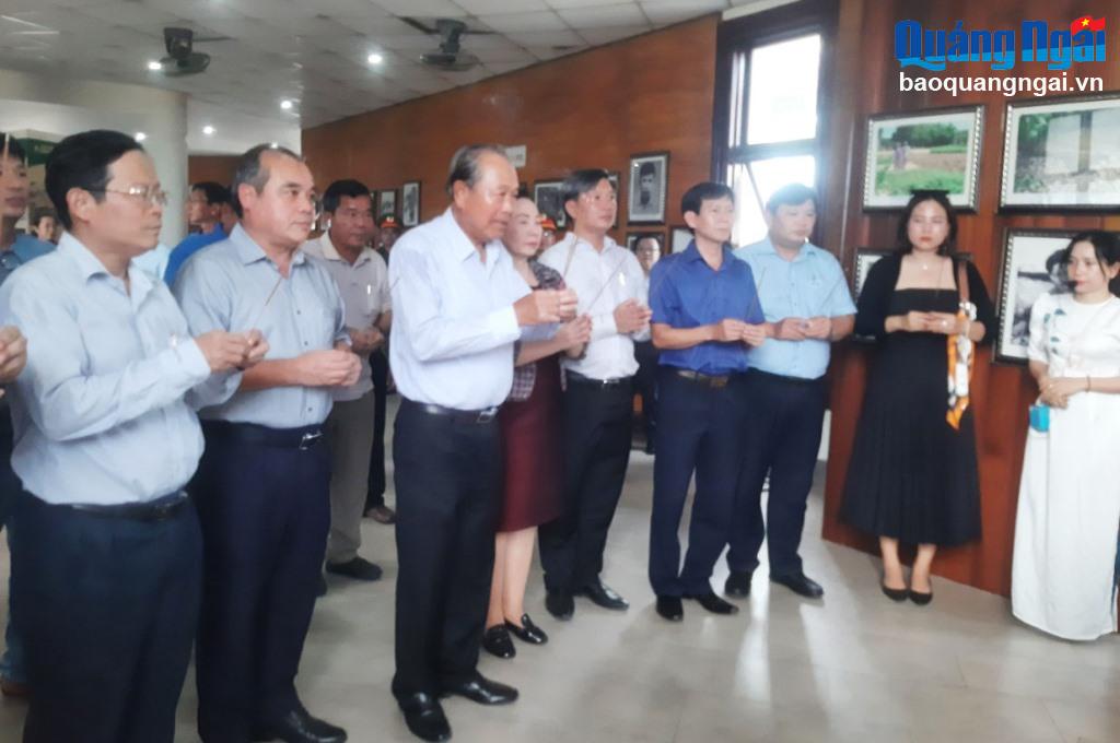 Nguyên Phó Thủ tướng Thường trực Chính phủ Trương Hòa Bình cùng đoàn công tác đến thăm, dâng hương tại Bệnh xá Đặng Thùy Trâm
