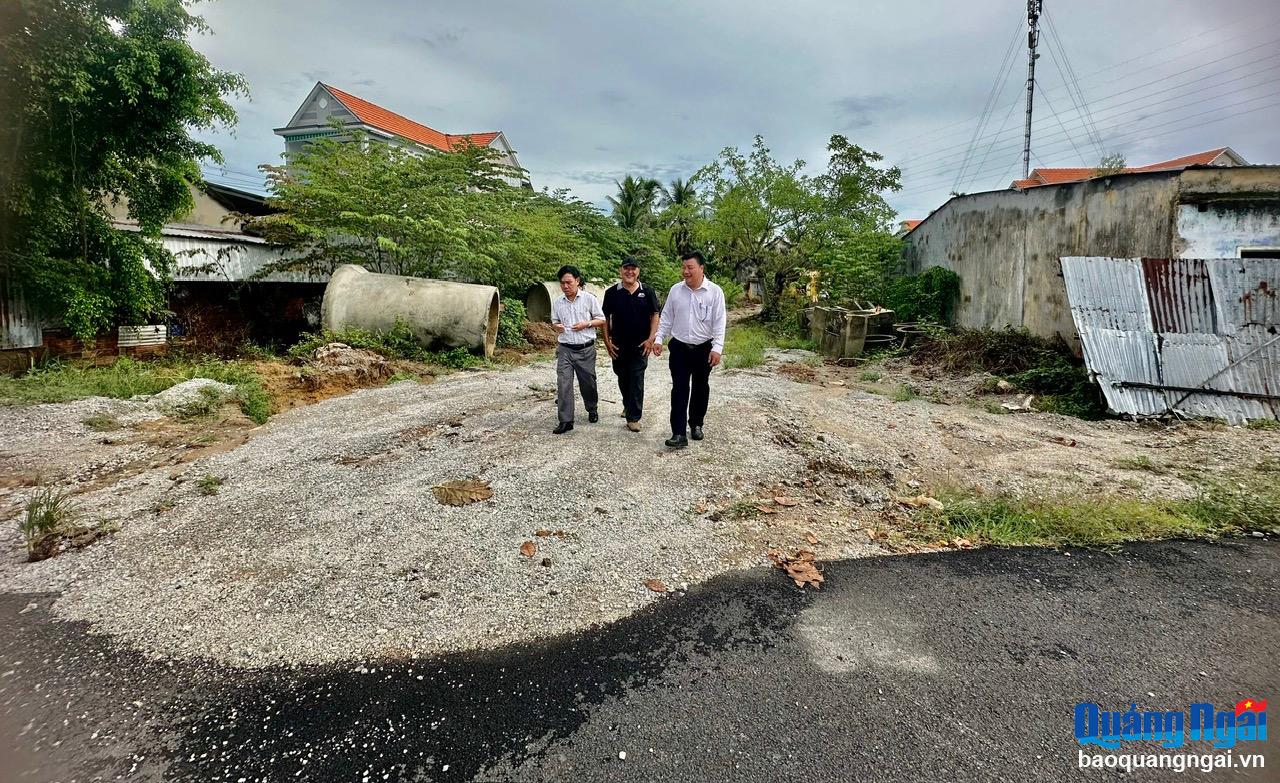 Đoàn Giám sát thực tế giám sát tình hình tái định cư di dân phục vụ Dự án Đoạn đường Phạm Văn Đồng giáp tuyến đường Trần Hưng Đạo.
