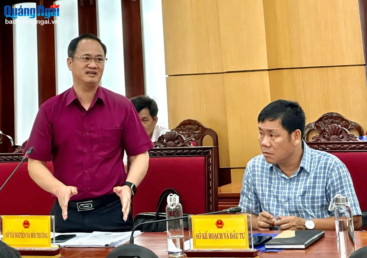 Quyền Giám đốc Sở TN&MT tỉnh Nguyễn Đức Trung phát biểu ý kiến tại cuộc họp.