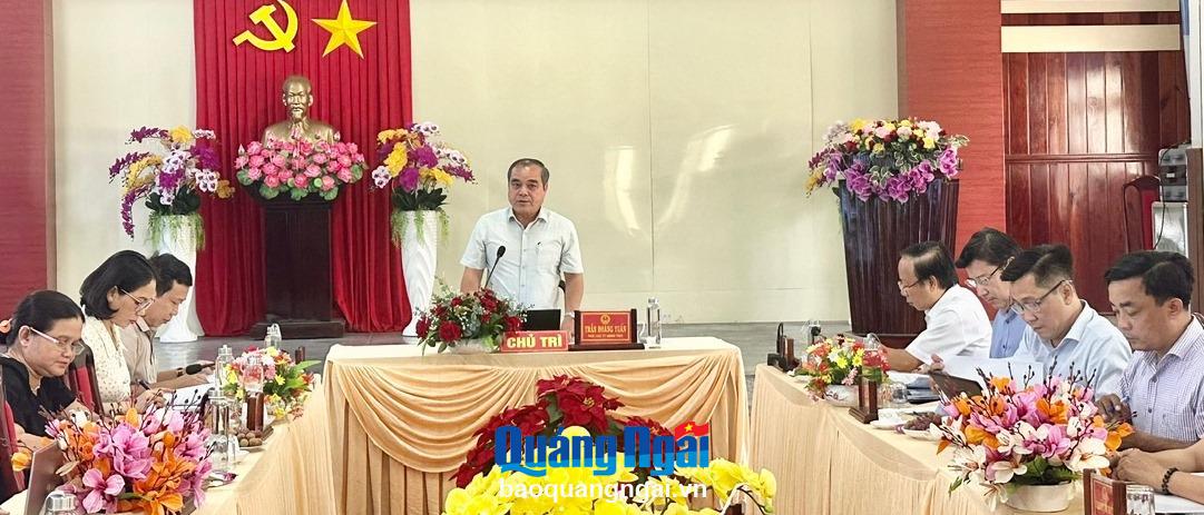 Phó Chủ tịch Thường trực UBND tỉnh Trần Hoàng Tuấn phát biểu chỉ đạo tại buổi làm việc.