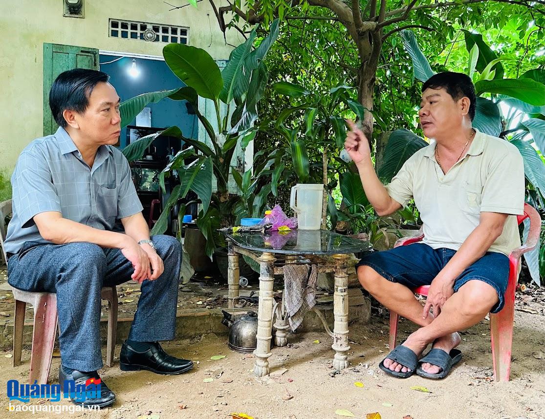 Phó Chủ tịch HĐND tỉnh Nguyễn Tấn Đức trao đổi với người dân thuộc diện tái định cư Khu đô thị mới phục vụ tái định cư khu II Đê bao, thuộc phường Lê Hồng Phong.