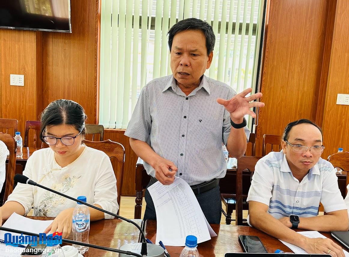 Phó Chủ tịch UBND huyện Mộ Đức Võ Lâm báo cáo, làm rõ một số nội dung trong quá trình thực hiện công tác tái định cư. 