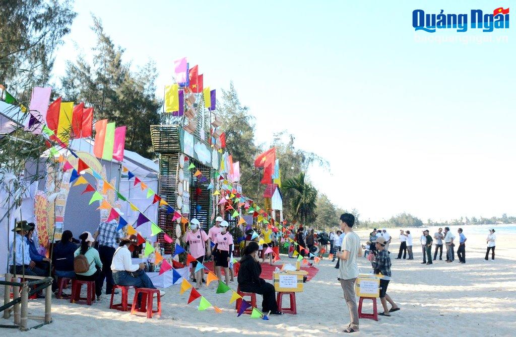Liên hoan thôn, tổ dân phố tiêu biểu tỉnh Quảng Ngãi được tổ chức tại bãi biển Mỹ Khê, xã Tịnh Khê (TP.Quảng Ngãi).