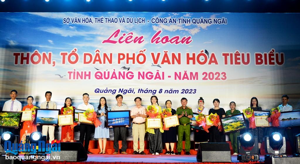 Ban tổ chức trao ảnh lưu niệm và giấy khen cho các đơn vị tham gia Liên hoan thôn, tổ dân phố văn hóa tiêu biểu năm 2023.