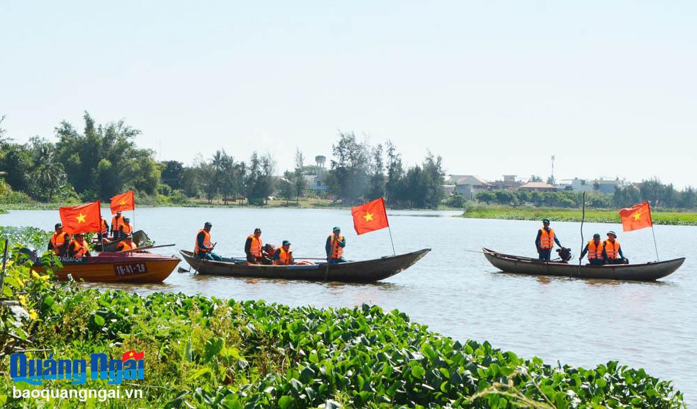 Lực lượng dân quân các xã Tịnh Hòa, Nghĩa Phú (TP.Quảng Ngãi) diễn tập tìm kiếm cứu nạn trên sông.    