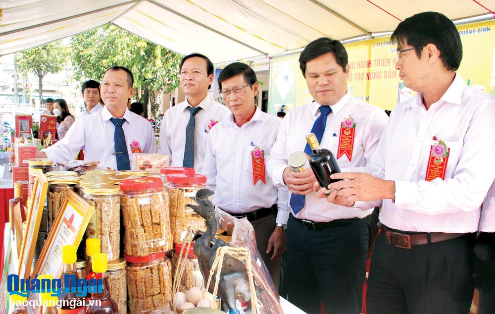 Phó Chủ tịch UBND tỉnh Trần Phước Hiền (thứ hai, bên phải) tìm hiểu một số sản phẩm  OCOP đạt 3 sao cấp tỉnh do Hội Nông dân tỉnh trưng bày, giới thiệu.  Ảnh: PV