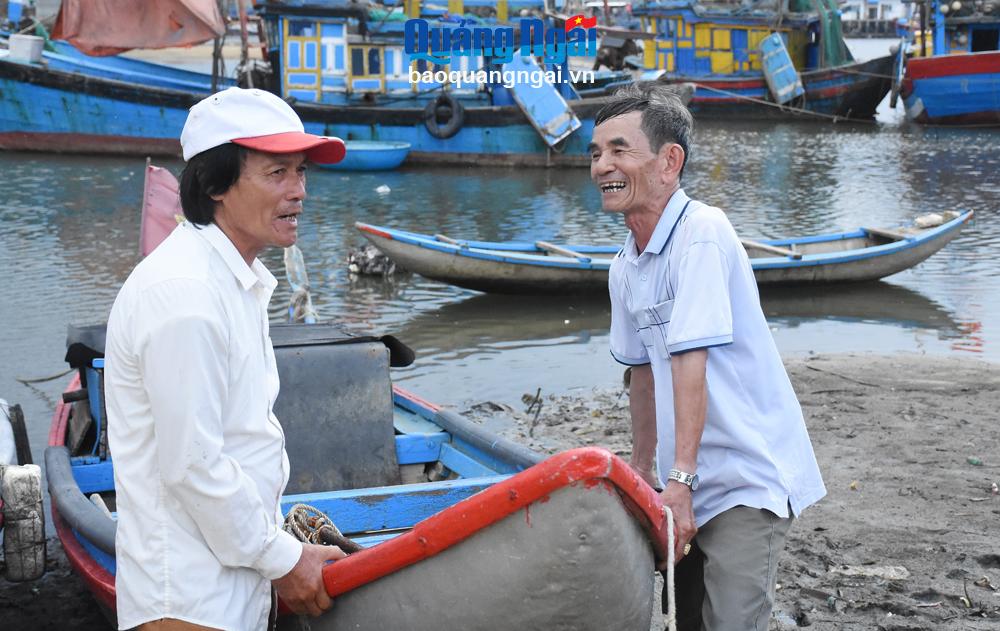Thành viên Ban chấp hành Nghiệp đoàn nghề cá xã Nghĩa An (TP.Quảng Ngãi)  Lê Thanh Phước (bên phải) luôn sâu sát, động viên ngư dân tuân thủ quy định của pháp luật khi khai thác thủy sản.