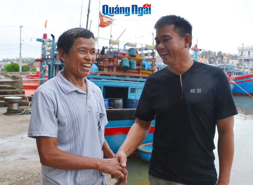 Phó Chủ tịch Nghiệp đoàn nghề cá phường Phổ Quang (TX.Đức Phổ) Võ Xuân Cẩm (bên trái) luôn tích cực tuyên truyền chính sách đến ngư dân.