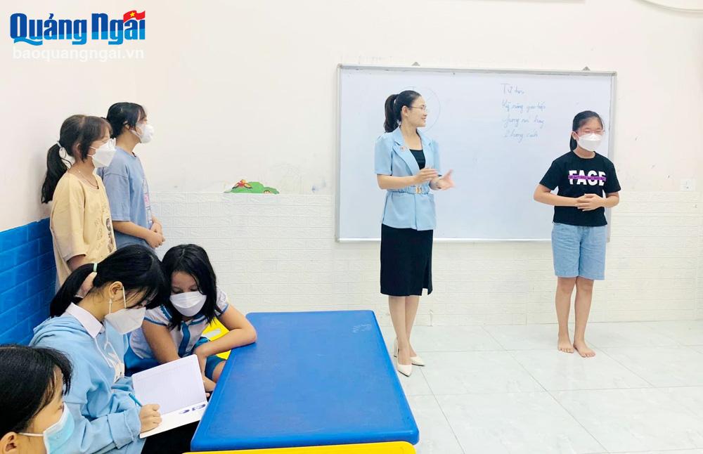 Ngoài thời gian làm MC cho Đài Phát thanh và Truyền hình tỉnh, Huỳnh Như Phượng còn mở lớp dạy kỹ năng  dẫn chương trình cho các em nhỏ.   Ảnh: NV