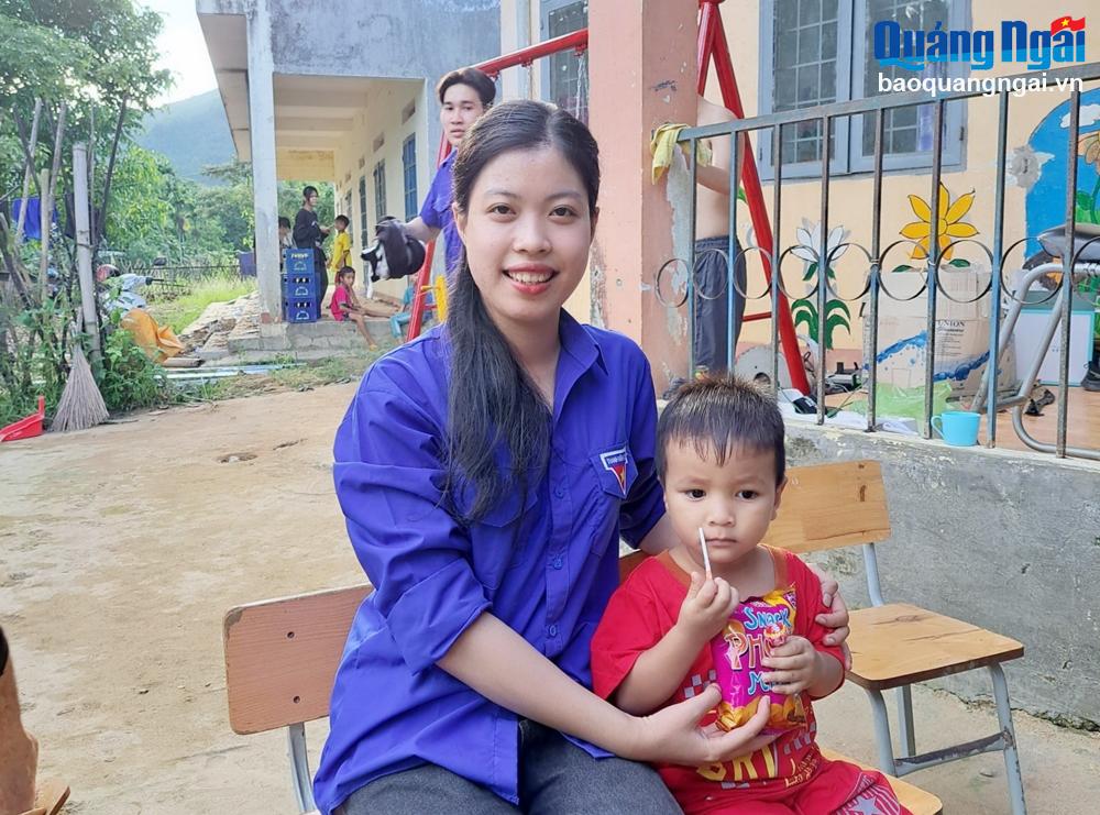 Nữ sinh Dương Tiểu Vỹ trong chuyến tình nguyện mùa hè xanh tại xã Sơn Trà (Trà Bồng). 
Ảnh: NVCC