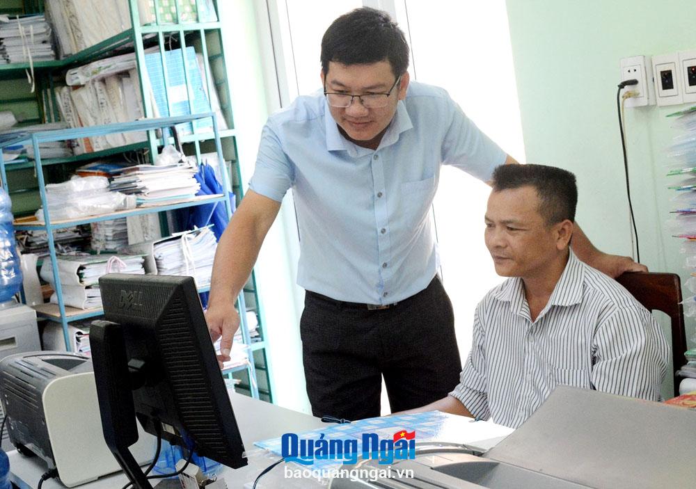 Trưởng phòng TN&MT huyện Trà Bồng Lê Minh Vương (đứng) luôn sâu sát với nhiệm vụ được giao.    Ảnh: Th.Thuận