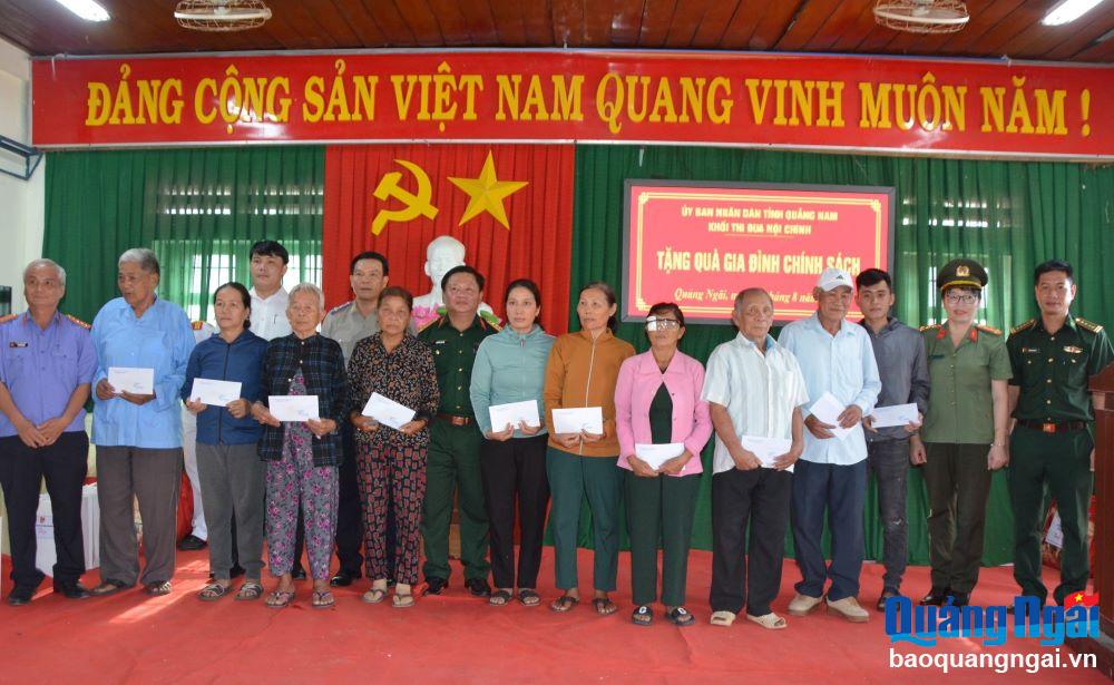 Đoàn tổ chức tặng quà cho các gia đình chính sách, các em học sinh nghèo vượt khó tại xã Tịnh Khê (TP.Quảng Ngãi).