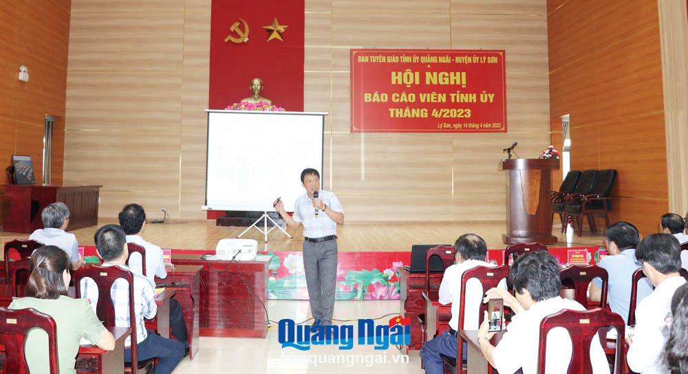 Bí thư Huyện ủy Lý Sơn Nguyễn Minh Trí thông tin tình hình công tác xây dựng Đảng và phát triển kinh tế - xã hội của huyện Lý Sơn, tại Hội nghị báo cáo viên Tỉnh ủy tháng 4/2023. Ảnh: HỮU DANH