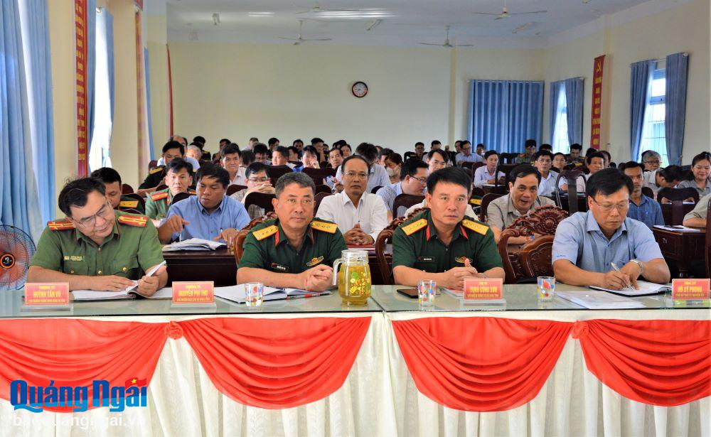 Các đại biểu tham dự buổi tập huấn diễn tập khu vực phòng thủ huyện Tư Nghĩa.