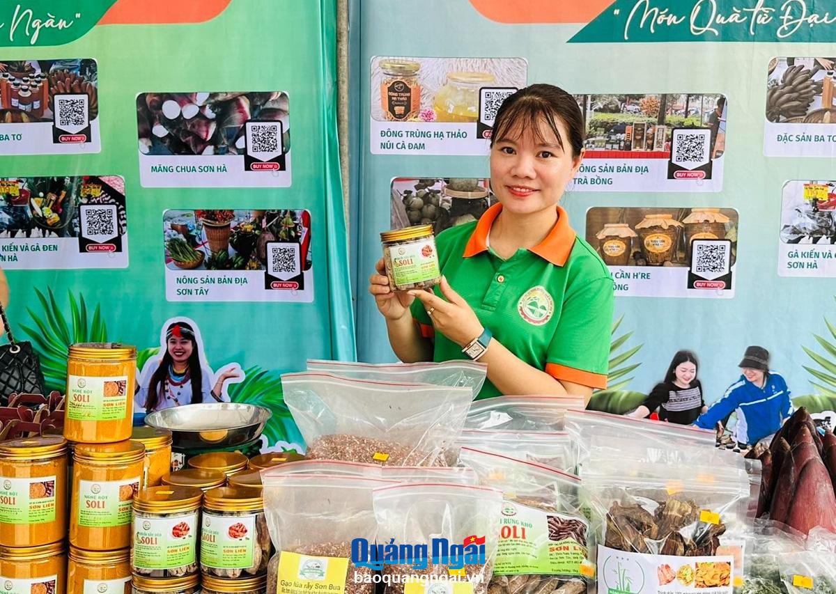 Chị Phạm Thị Trầm giới thiệu những sản phẩm  nông sản của huyện Sơn Tây.