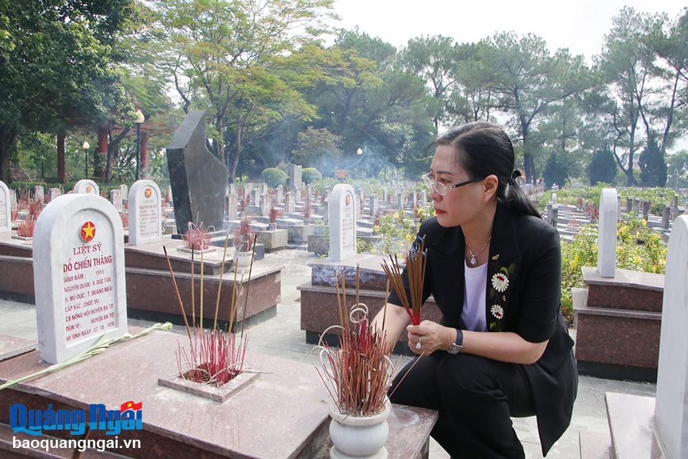 Ủy viên Trung ương Đảng, Bí thư Tỉnh ủy, Chủ tịch HĐND tỉnh Bùi Thị Quỳnh Vân thắp hương tại phần mộ các Anh hùng liệt sĩ ở Nghĩa trang Liệt sĩ Quốc gia Trường Sơn.  