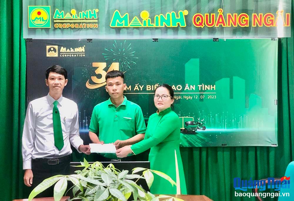 Tài xế taxi Mai Linh Quảng Ngãi trả lại hơn 400 triệu đồng cho khách chuyển nhầm
