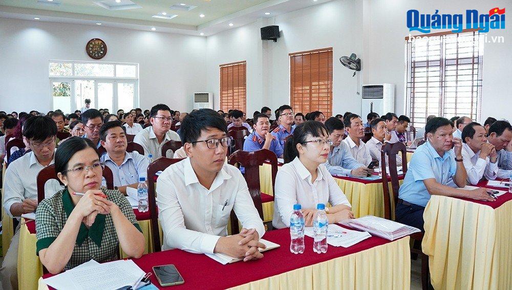 Cán bộ, công chức, viên chức và nhân dân huyện Trà Bồng cùng đại diện lãnh đạo các sở, ban, ngành tham gia buổi đối thoại.