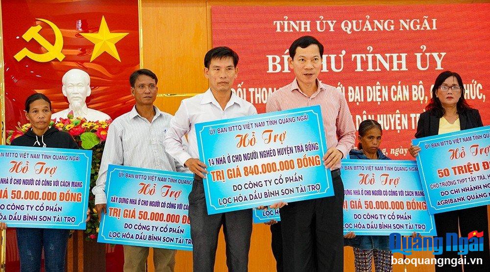 Trưởng ban Dân vận Tỉnh ủy, Chủ tịch Ủy ban MTTQ Việt Nam tỉnh Võ Thanh An trao kinh phí hỗ trợ nhà ở cho người nghèo.