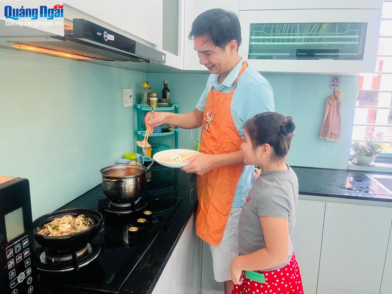 Niềm vui của anh Võ Tấn Tài, ở phường Nguyễn Nghiêm (TX.Đức Phổ) là vào bếp nấu ăn cho vợ con.