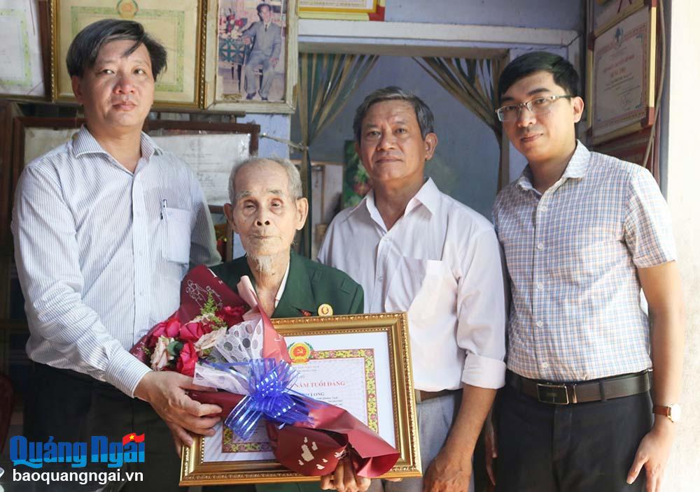 Bí thư Thị ủy Đức Phổ Nguyễn Kiên trao Huy hiệu 75 năm tuổi Đảng cho đồng chí Cao Văn Dẫu, phường Phổ Hòa.