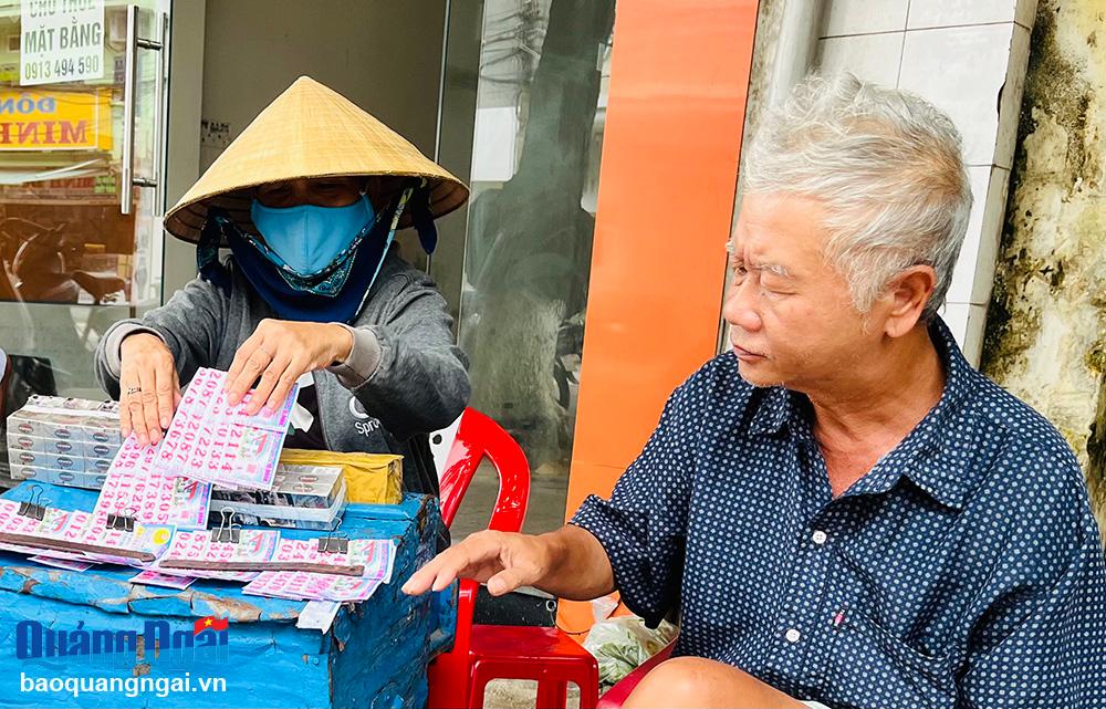 Công ty TNHH Một thành viên Xổ số kiến thiết Quảng Ngãi luôn duy trì và mở rộng điểm bán vé số lẻ. 								                      Ảnh: A.NGUYỆT