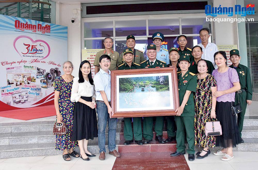 Đoàn Cựu chiến binh Lữ đoàn 52 tặng tranh lưu niệm cho Báo Quảng Ngãi . 
Ảnh: Ý THU