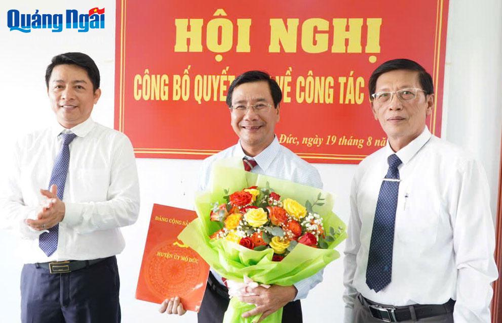 Ban Thường vụ Huyện ủy Mộ Đức trao Quyết định cho đồng chí Võ Việt Cường.