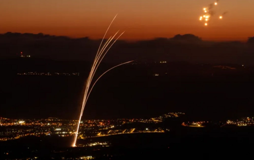 Hệ thống phòng không Iron Dome của Israel đánh chặn tên lửa phóng từ miền Nam Lebanon. (Ảnh: Getty)