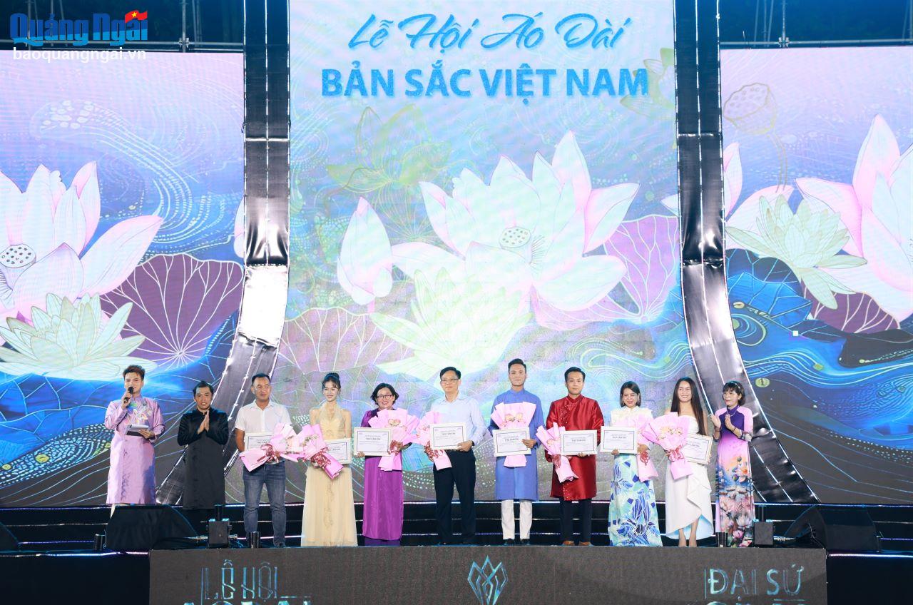 Ban Tổ chức chương trình trao thư và hoa cảm ơn cho các đơn vị tài trợ.