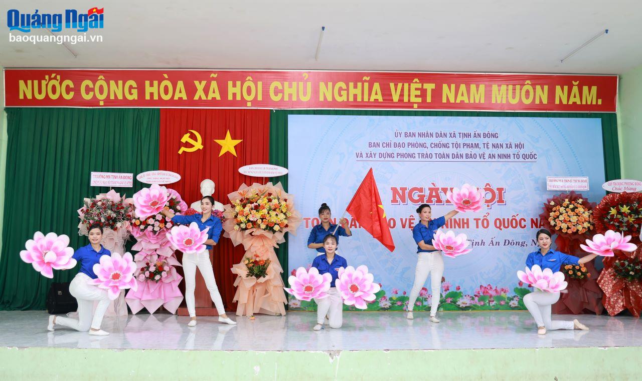 Chương trình văn nghệ chào mừng ngày hội.