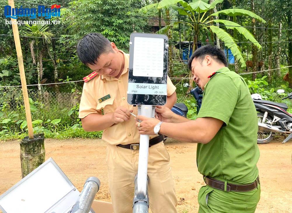 Đoàn viên, thanh niên Công an huyện Sơn Tây lắp đặt hệ thống đèn chiếu sáng bằng năng lượng mặt trời cho người dân ở thôn Ra Manh, xã Sơn Long (Sơn Tây).