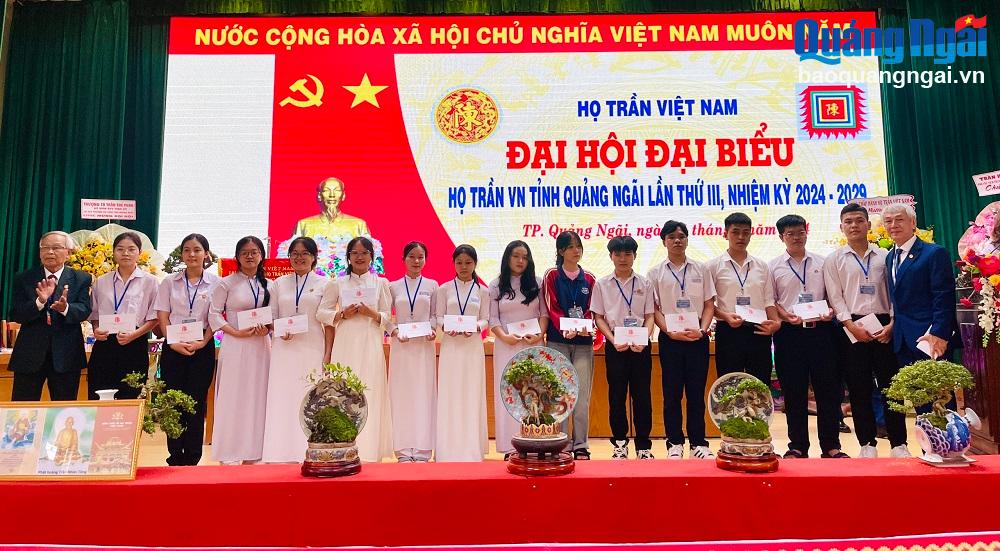 Khen thưởng cho học sinh có thành tích xuất sắc trong học tập.