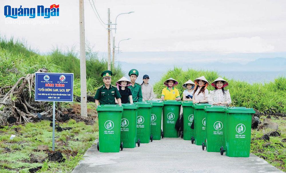 Chi đoàn Đồn Biên phòng Lý Sơn triển khai  thực hiện tuyến đường  xanh - sạch - đẹp tại thôn Bắc An Bình.