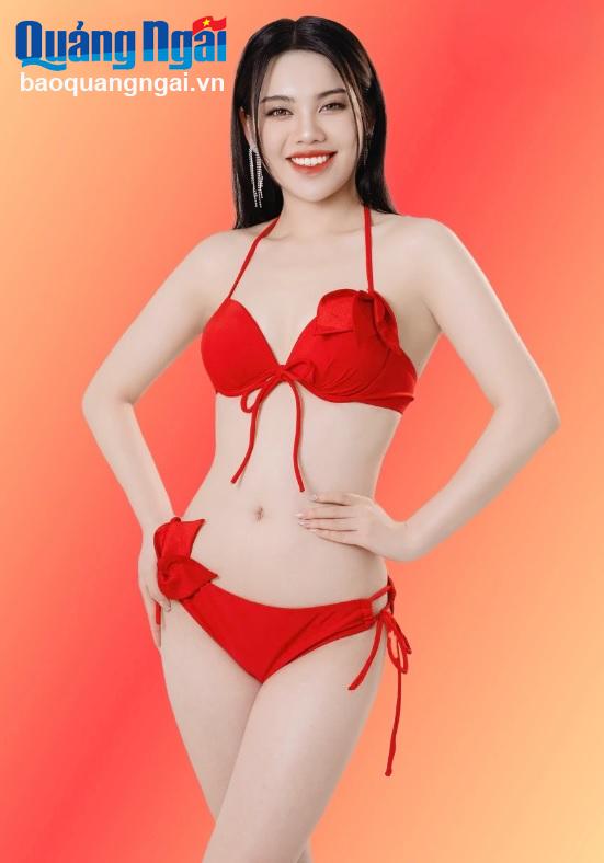 Người đẹp Nguyễn Phương Anh (Thanh Hóa) trong thiết kế bikini đỏ, tôn làn da trắng. Năm nay cô 20 tuổi, sở hữu chiều cao 1,73m cùng số đo hình thể 85 - 62 - 90.